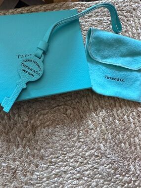 NEW Tiffany & Co. Large Blue Calfskin Leather Return to Tiffany Key Bag Charm